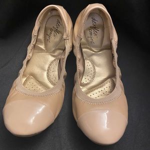Dexflex Comfort-Women’s stretch‎ flat-Beige Size: 6W